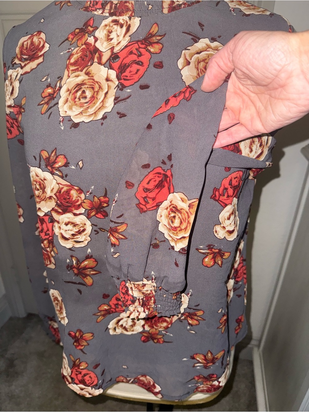 Mock-Neck Floral Blouse in Gray with Rose Print - Picture 4 of 8